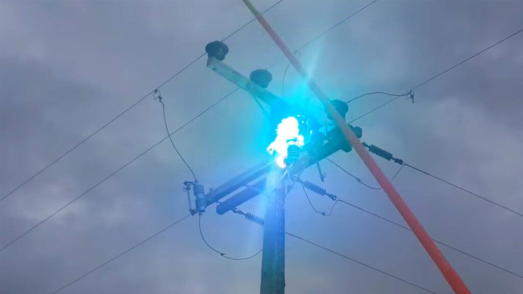 Vídeo de Arco elétrico, durante o fechamento de uma chave seccionadora, com a vara de manobra.
